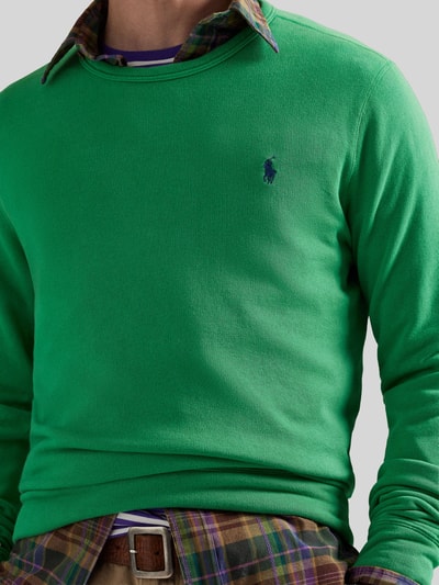 Männermodel trägt Regular Fit Sweatshirt aus Baumwoll-Mix von Polo Ralph Lauren, Optik: Unifarben, Logo-Stitching, Nahaufnahme Oberkörper.