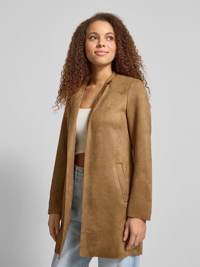 Frauenmodel trägt Regular Fit Jacke in Lederoptik Modell 'SOHO' von ONLY, Optik: Unifarben, Reverskragen, Langarm, seitliche Eingrifftaschen, Ganzkörperansicht von vorne.