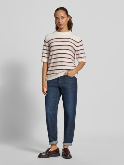 Frauenmodel trägt Barrel Jeans aus Baumwoll-Mix Modell 'MILEY' von Brax in dunklem Blau, lockere Passform, Damen Barrel Jeans von Brax, Ganzkörperansicht von vorne.