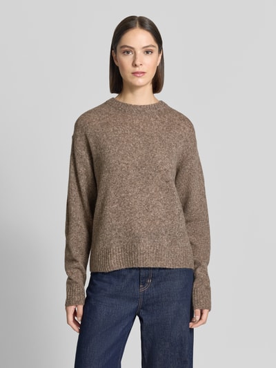 Frauenmodel trägt Relaxed Fit Strickpullover aus Woll-Mix mit Alpaka-Anteil von FREE/QUENT, braune melierte Optik, gerippte Abschlüsse, Nahaufnahme Oberkörper. Damen Strickpullover, Rundhalsausschnitt, Rückenlänge 58 cm, Ärmellänge 56 cm.