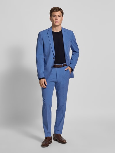 Mężczyzna model nosi Strickpullover aus Merinowolle Modell 'Dale' od Carl Gross, krój regular fit, czarny, okrągły dekolt, widok całej sylwetki z przodu, długość tyłu 72 cm, długość rękawa 69 cm.