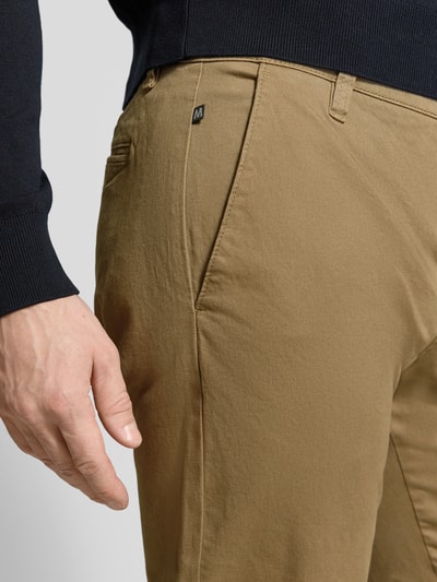 Männermodel trägt Hose mit Paspeltaschen am Gesäß Modell 'Brent' von Matinique, Baumwoll-Elasthan-Mix, Regular-Fit, Nahaufnahme Oberschenkel.