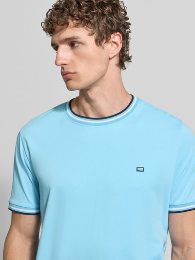 Männermodel trägt T-Shirt mit Kontraststreifen und Rundhalsausschnitt von Christian Berg Men, Baumwoll-Elasthan-Mix, Regular-Fit, Nahaufnahme Oberkörper.