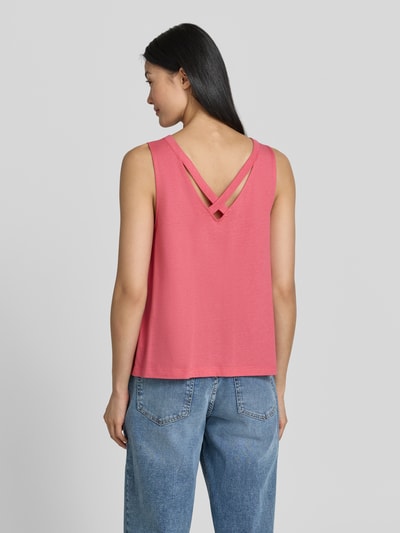 Vrouwenmodel draagt Regular Fit Trägertop aus katoenmix van s.Oliver RED LABEL in roze, licht blauw jeans, Ganzkörperansicht achteraan.