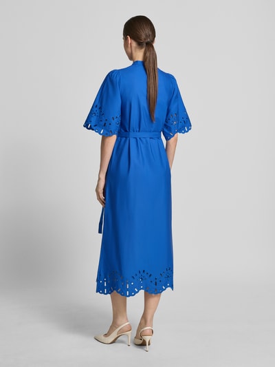 Frauenmodel trägt Hemdblusenkleid mit Bindegürtel Modell 'Marika' von GUIDO MARIA KRETSCHMER WOMAN aus reiner Baumwolle, royalblau, Lochstickerei, A-Linie, Midikleid, Ganzkörperansicht Rückansicht.