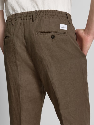 Männermodel trägt Hose mit Bügelfalten und Tunnelzug von Manuel Ritz aus Reine Baumwolle, Regular-Fit, Detailaufnahme Rückansicht.