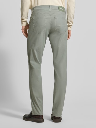 Männermodel trägt Regular fit Hose mit 5-pocket-design aus katoenmix model 'Cadiz' van Brax, effen look, detailopname achterkant