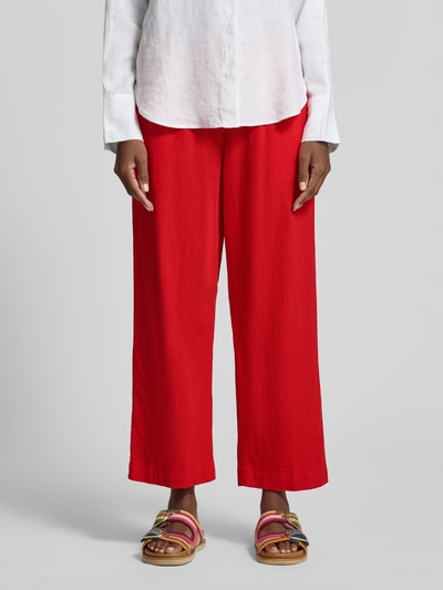 Frauenmodel trägt Wide-Leg-Pants aus Leinen-Mix mit elastischem Bund Modell 'Lava' von FREE/QUENT in Rot, Loose-Fit, Leinen-Viskose-Anteil, Kordelzug, Ganzkörperansicht von vorne.