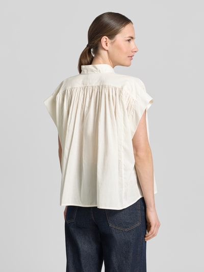 Vrouwenmodel draagt Relaxed Fit blouse met tuniekhals model 'Mirtilla' van Stefanel, puur katoen, blouse met korte mouwen, ruglengte maat XS/S 58 cm, mouwlengte maat XS/S 10 cm, kleur gebroken wit, zachte gladde textuur, Ganzkörperaanzicht rugzijde.