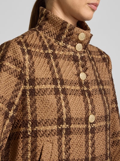 Kobieta nosi Kurzblazer mit Stehkragen od S. OLIVER BLACK LABEL, bawełniany materiał w kratkę, matowe wykończenie, złote guziki, zbliżenie na górną część ciała.