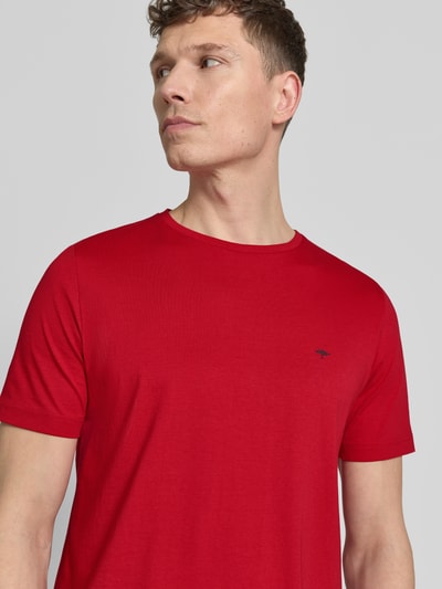 Männermodel trägt T-Shirt mit Rundhalsausschnitt und Label-Stitching von Fynch-Hatton in Rot, Reine Baumwolle, Regular-Fit, Nahaufnahme Oberkörper. Rückenlänge bei Größe M: 71 cm.