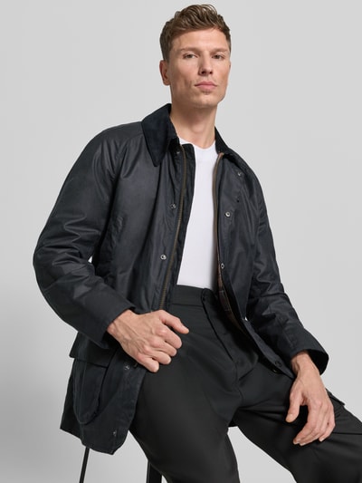 Männermodel trägt Jacke mit Umlegekragen Modell 'BRISTOL' van Barbour in donkerblauw, rechte fit, katoen, vooraanzicht, halfbody.