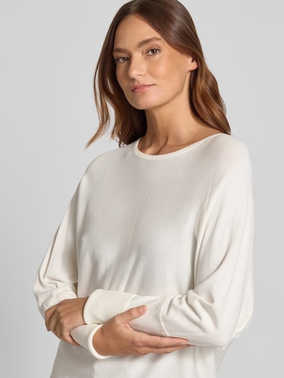 Frauenmodel trägt Relaxed Fit Pullover aus Viskose-Mix Modell 'Morla' von B.Young, cremefarben, Strick-Optik, Nahaufnahme Oberkörper.