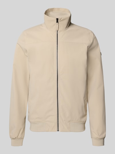 Produktfoto, Regular Fit Jacke mit Stehkragen Modell 'Alvin' von Didriksons in Beige mit Reißverschluss, elastischen Abschlüssen, Eingrifftaschen, Rückenlänge 69 cm, Schulterbreite 44 cm, Brustweite 54 cm, Ärmellänge 70 cm, glatte Struktur und klare Linien.