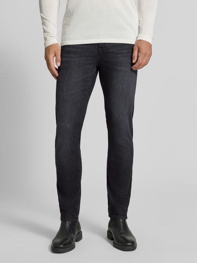 Männermodel trägt Slim Fit Jeans aus Baumwoll-Mix Modell 'Delaware' von BOSS, Herren Straight Fit Jeans, dunkler Denim, Nahaufnahme Oberkörper.