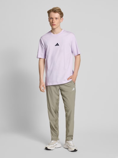 adidas Sportswear T-Shirt mit Label-Stitching und Rundhalsausschnitt Lavender 1