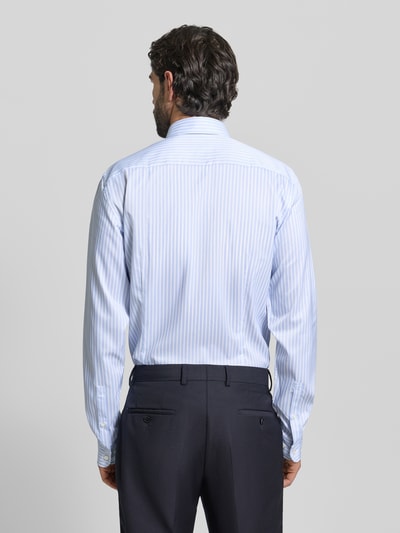 Männermodel trägt Slim Fit Business-Hemd mit Kentkragen von Jake*s, Elastischer-Material-Mix, Langärmelig, Ganzkörperansicht Rückansicht.