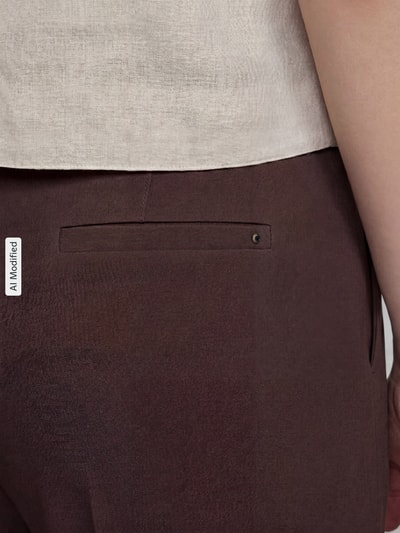 Vrouwenmodel draagt Wide Leg Weite broek uit viscosemix model 'Lillyth' van Raphaela By Brax in bruin, detailopname achterkant.
