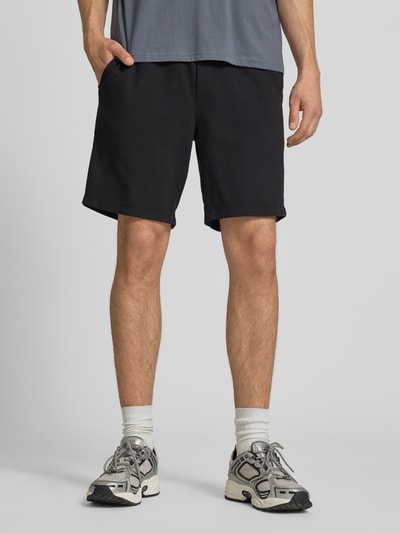 Mannelijk model draagt Shorts met structuurpatroon model 'JAIDEN' van Jack & Jones van puur katoen, regular fit, elastische band met tunnelkoord, bandwijdte maat M 43 cm, binnenbeenlengte maat M 23 cm, recht van voren volledige lichaamsopname.