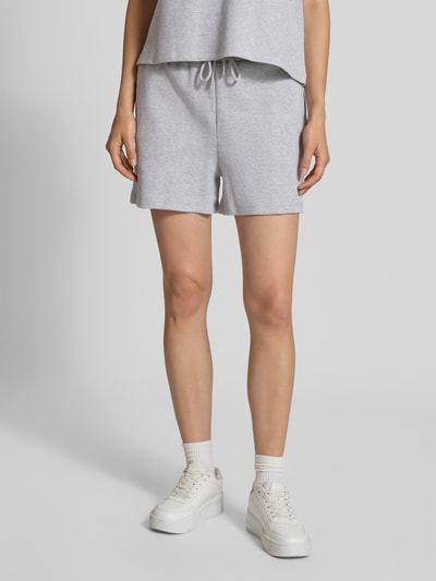 Vrouwenmodel draagt Shorts met structuurpatroon Model 'Elow' van OH APRIL, puur katoen, regular fit, elastische band met tunnelkoord, bandwijdte maat S 39 cm, binnenbeenlengte maat S 9 cm, grijs, gladde stof, geheel lichaamsaanzicht voorkant.