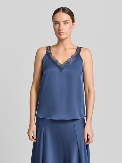 Frauenmodel trägt Trägertop mit Spitzenbesatz von Zero in Dunkelblau, Satin-Optik, Regular-Fit, V-Ausschnitt, Nahaufnahme Oberkörper. Rückenlänge bei Größe 36: 40 cm.