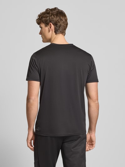 Mężczyzna nosi T-Shirt z logo i okrągłym dekoltem od PUMA PERFORMANCE, regularny krój, długość tyłu 70 cm, widok całej sylwetki z tyłu.