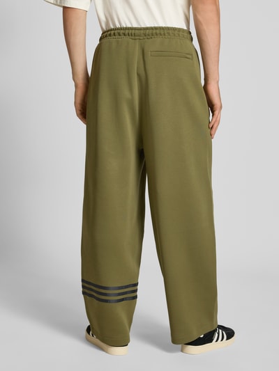 adidas Originals Wide fit sweatpants met logo-applicatie, model 'LO' Olijfgroen - 5