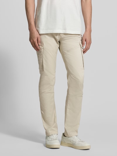 Männermodel trägt Regular Fit Cargohose aus Baumwoll-Mix von s.Oliver RED LABEL, efekt: jednolity kolor, krój regular fit, spodnie cargo z prostymi nogawkami, średni stan, naszywka z logo, nity, szlufki na pasek, wpuszczane kieszenie, kieszenie z tyłu, kieszenie cargo, materiał: mieszanka bawełny, Ganzkörperansicht von vorne