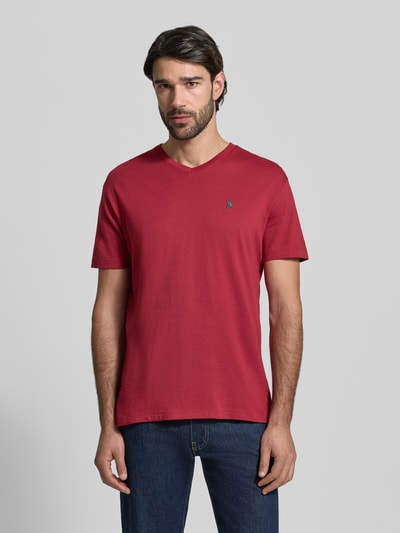 Männermodel trägt Regular Fit T-Shirt aus reiner Baumwolle von Polo Ralph Lauren, Optik: Unifarben, V-Ausschnitt, Logo-Detail, Ganzkörperansicht von vorne.