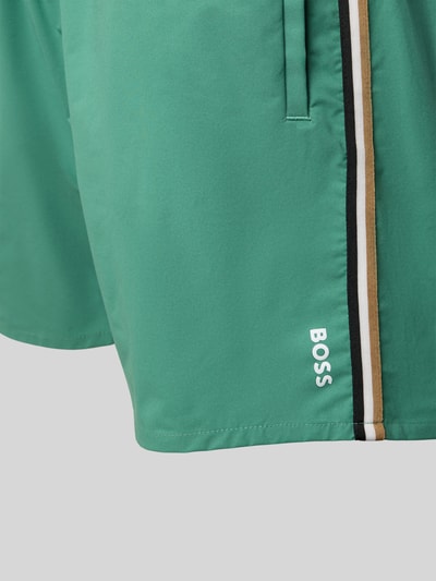 Produktfoto, Spodenki kąpielowe z elastycznym pasem Model 'ICONIC' od BOSS, efekt: jednolity kolor, nadruk z logo, paski w kontrastowym kolorze, wpuszczane kieszenie, kieszeń z tyłu z rzepem