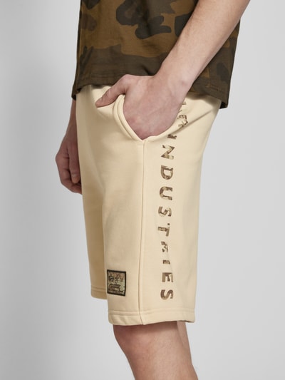 Alpha Industries Regular fit sweatshorts met labelbadge Offwhite - 3