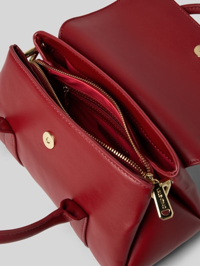 Produktfoto, Handtasche mit Label-Applikation von VALENTINO BAGS in Rot, Hauptfach mit Überschlag, Magnetverschluss, Reißverschluss, goldene Details, Tragehenkel und abnehmbarer Schulterriemen, Maße 28x16x12 cm, Länge Schulterriemen 125 cm, glatte Oberfläche.