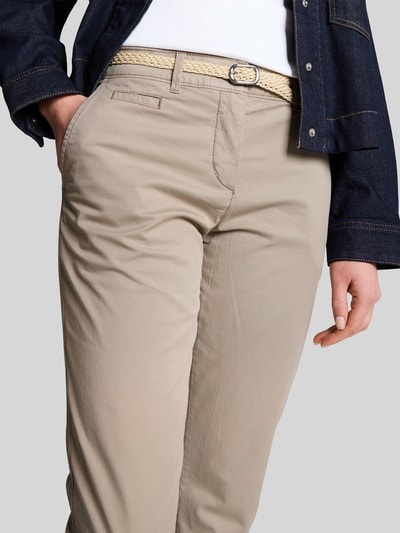 Frauenmodel trägt Slim Fit Chino aus Baumwoll-Mix von Tom Tailor in Beige mit Gürtelschlaufen, Kontrastnähten und seitlichen Taschen, Nahaufnahme Oberkörper.