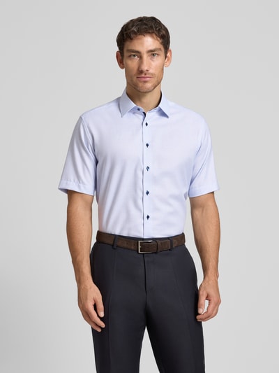 Männermodel trägt Regular Fit Business-Hemd aus Reine Baumwolle mit Kentkragen von ETERNA, hellblau, 1/2-Arm, Ganzkörperansicht von vorne, Rückenlänge bei Größe 40: 80 cm, Schulterbreite: 47 cm, Ärmellänge: 27 cm.