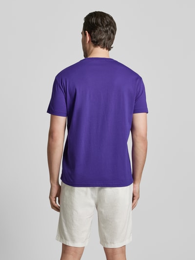 Mannenmodel draagt Relaxed Fit T-shirt uit puur katoen van Polo Ralph Lauren, look: effen, pasvorm: relaxed fit, labelprint, ronde hals, korte mouw, puur katoen. Volledige lichaamsweergave achteraan.