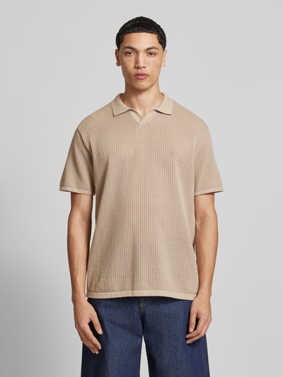 Männermodel trägt Strickshirt mit Baumwoll-Anteil Modell 'JERRY' von Jack & Jones, beige, gerader Schnitt, semitransparent, Ganzkörperansicht von vorne.