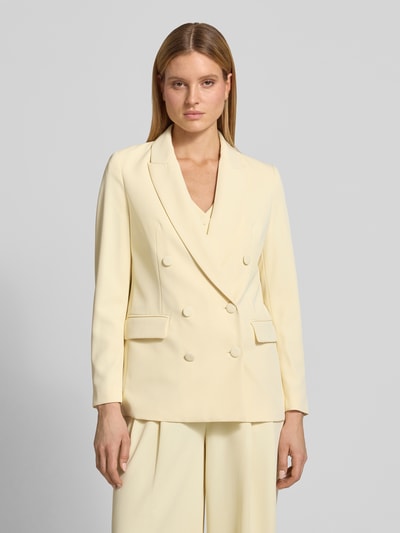 Frauenmodel trägt Regular Fit Blazer mit Pattentaschen von Christian Berg Cocktail im Creme-Ton, Material-Mix mit Stretch-Anteil, Zweireiher, Reverskragen, Rückenlänge bei Größe 36: 70 cm, Nahaufnahme Oberkörper.