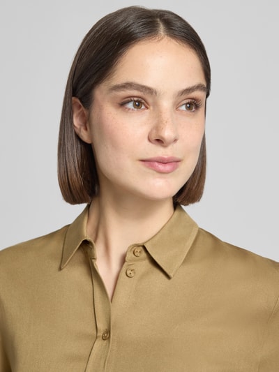 Vrouwenmodel draagt blouse met korte mouwen uit zuiver viscose, slim fit, kentkraag, 1/2-mouwen van JAKE*S STUDIO WOMAN, nahaufnahme bovenlichaam.