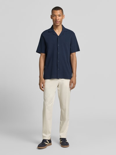 Männermodel trägt Modern Fit Freizeithemd mit Reverskragen von Christian Berg Men, dunkelblau, reine Bio-Baumwolle, Ganzkörperansicht von vorne.
