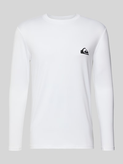 Produktfoto, weißes, elastisches Herren Surfshirt von Quiksilver, körpernaher Schnitt, Rundhalsausschnitt, schwarzer Label-Print, Sonnenschutz T-Shirt Wet Shirt Surfshirt Modell 'EVERYDAY', glatte Oberfläche.