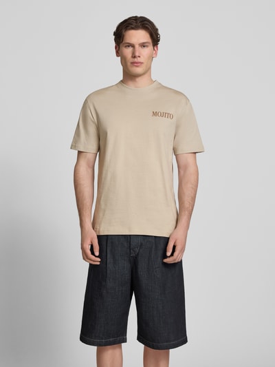 Mannelijk model draagt Regular Fit T-shirt uit puur katoen model 'FRED' van Only & Sons, look: effen, motiefprint, ronde hals, korte mouw, jersey, heren, Ganzkörperansicht von vorne.