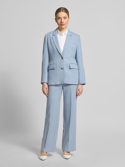 Frauenmodel trägt Regular Fit Weite Hose mit Viskose-Anteil Modell 'RITA' von Selected Femme, hellblauer Melange-Look, Webware, Ganzkörperansicht von vorne.