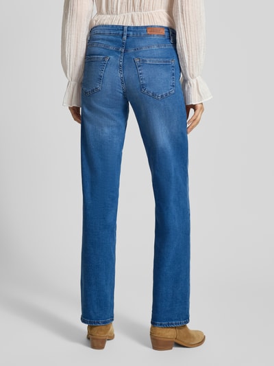 Vrouwenmodel draagt Straight Fit Jeans uit Bio-Baumwoll-Mix Model 'BLUSH' van Only, effen denimlook, labelpatch, 5-pocketmodel, mix van biologisch katoen, middenhoge taille, riemlussen, knoop- en ritssluiting. Volledige lichaamsaanzicht achterkant.