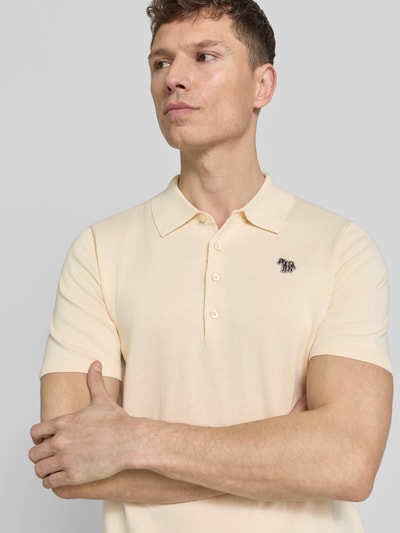 Männermodel trägt Regular Fit Poloshirt mit Knopfleiste von PAUL SMITH aus reiner Baumwolle mit Stitching, Nahaufnahme Oberkörper.