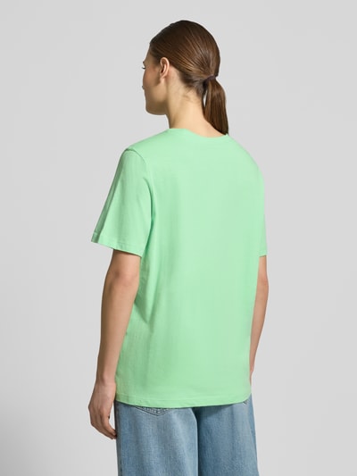 Frauenmodel trägt Regular Fit T-Shirt aus reiner Baumwolle von s.Oliver RED LABEL in Optik: Unifarben, Ganzkörperansicht Rückansicht.