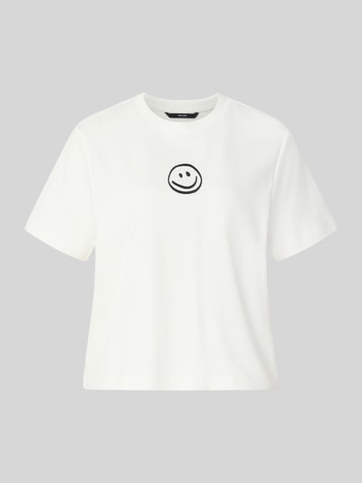 Produktfoto, weißes Boxy Fit T-Shirt aus reiner Baumwolle Modell 'SARA' von VERO MODA, schwarz gesticktes Smiley-Emblem auf der Front, glatte Oberfläche, Damen T-Shirt