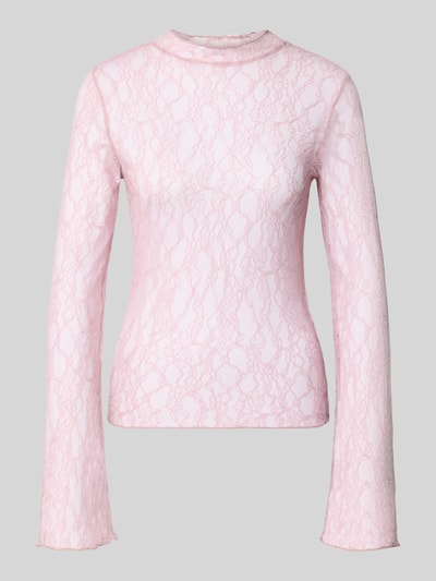 Produktfoto, Slim Fit Bluse in Spitzen-Optik von COMMA in zartem Rosa mit Stehkragen, langärmlig, Kräuselsäume, feine Spitzenstruktur