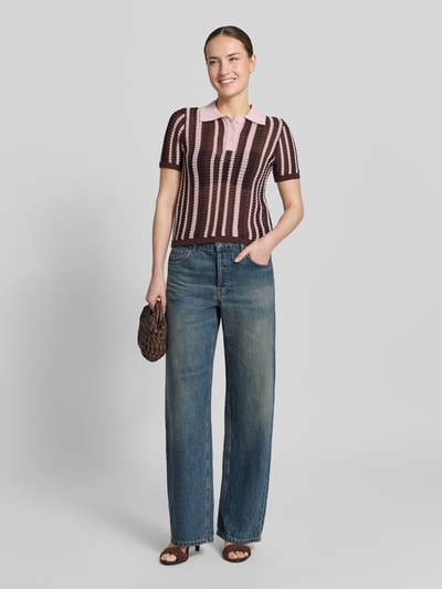Frauenmodel trägt Wide Leg Jeans im 5-Pocket-Design Modell 'DULCE' von Mango in Reine Baumwolle, ausgestellt, Knopf-Reißverschluss, Ganzkörperansicht von vorne.