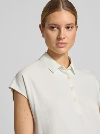 Vrouwenmodel draagt Loose Fit Poloshirt uit puur katoen van Marc O'Polo, look: effen, polokraag, fijngebreid, korte mouw, Nahaufnahme Oberkörper.