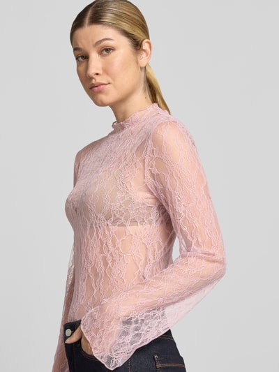 Vrouwenmodel draagt Slim Fit Bluse in Kantlook van comma, lichtroze met kanten textuur, opstaande kraag, met lange mouwen, Ganzkörperansicht van voren. Ruglengte bij maat 36: 52 cm.